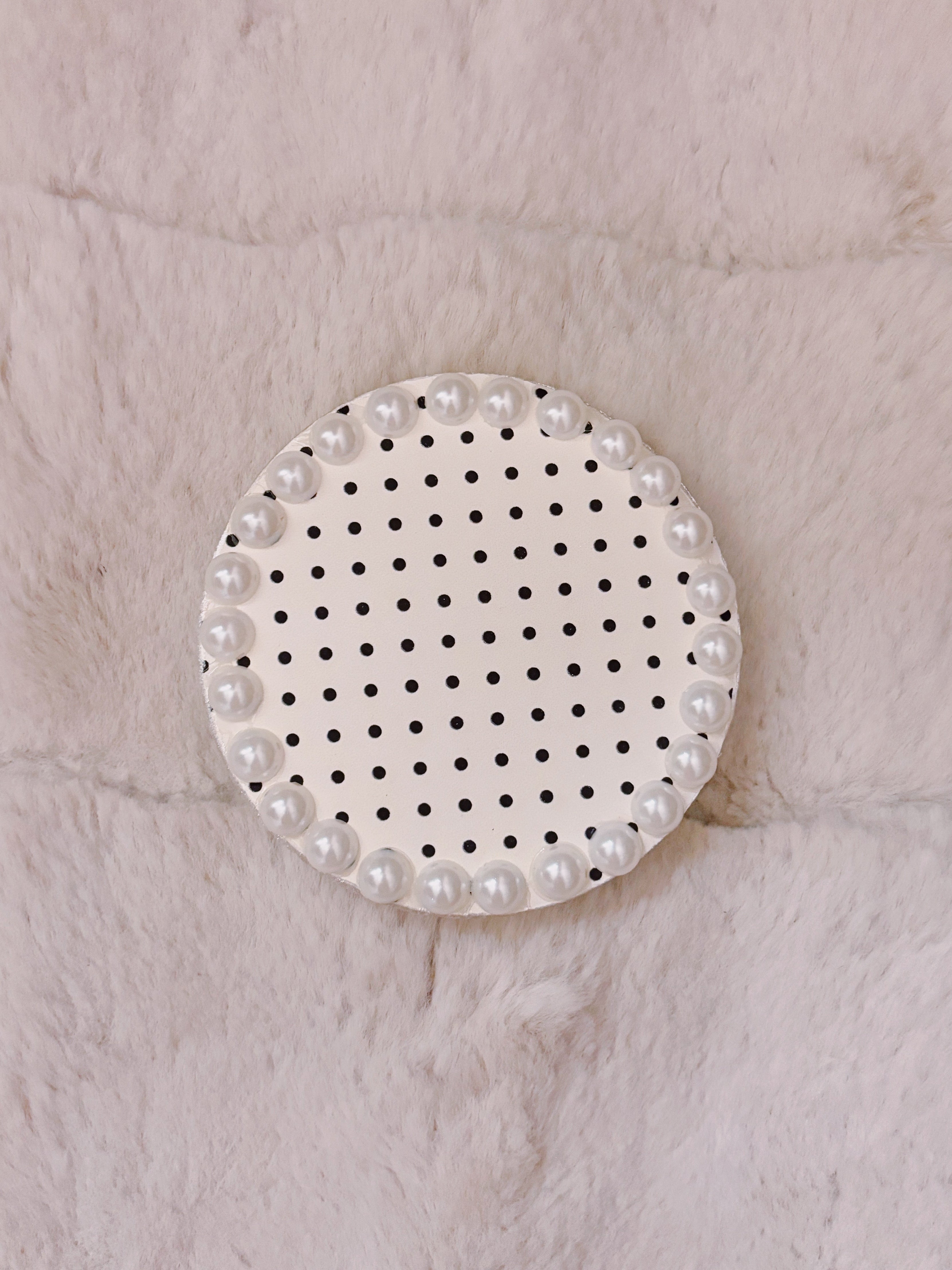 Black and white polka dot freshie
